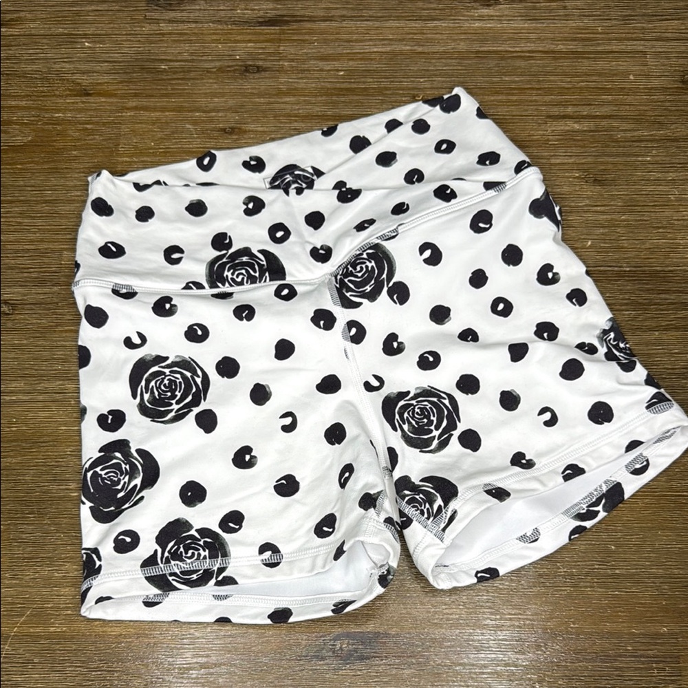FLEO V waistband Floral Women's Shorts - Size M